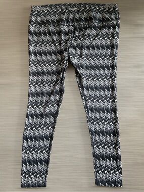 MTA Sport Black & White Geometric Leggings!